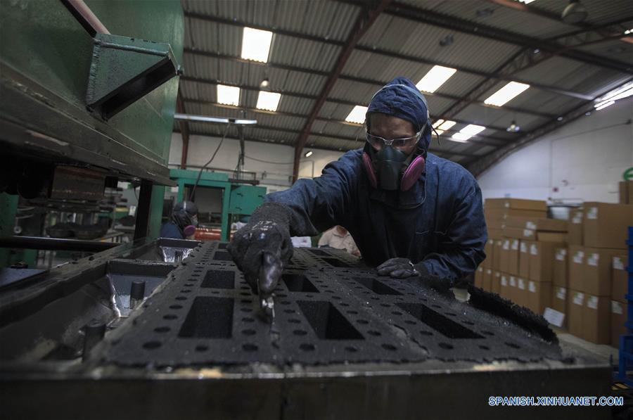 ECUADOR-QUITO-RECICLAJE LLANTAS-SERIE