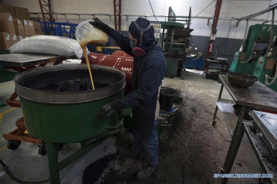 ECUADOR-QUITO-RECICLAJE LLANTAS-SERIE