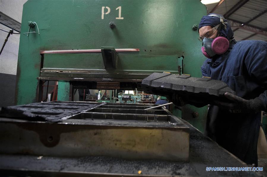 ECUADOR-QUITO-RECICLAJE LLANTAS-SERIE