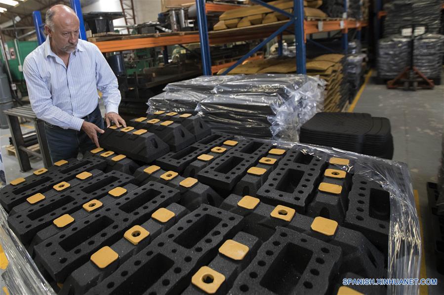 ECUADOR-QUITO-RECICLAJE LLANTAS-SERIE