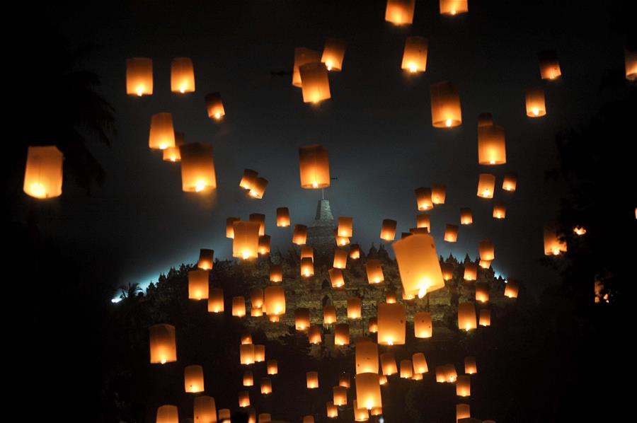 INDONESIA-MAGELANG-DIA DE VESAK-CELEBRACION