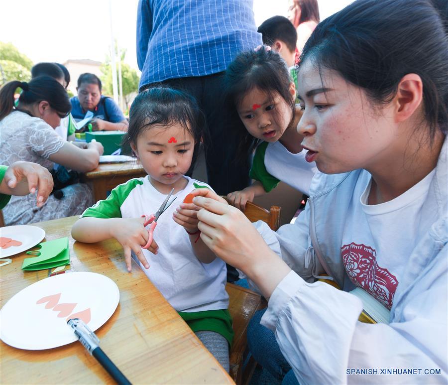 CHINA-ZHEJIANG-NIÑOS-PAPEL CORTADO