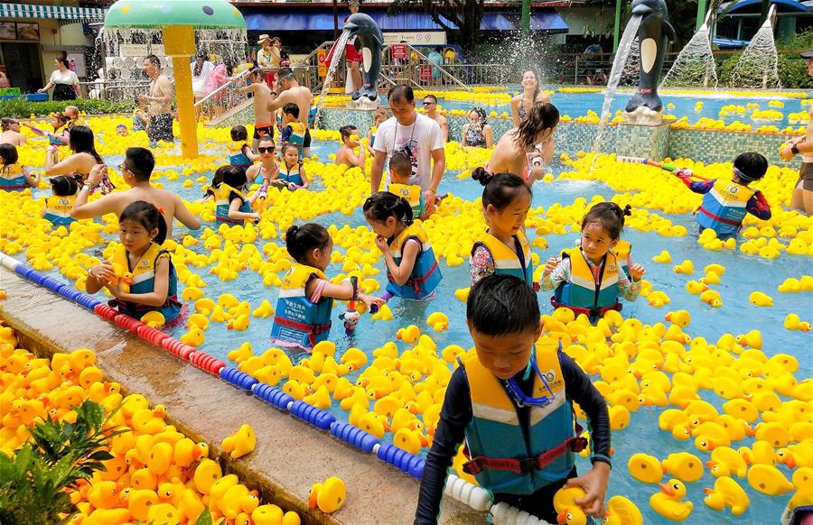 CHINA-GUANGDONG-PARQUE ACUATICO-PATOS DE GOMA