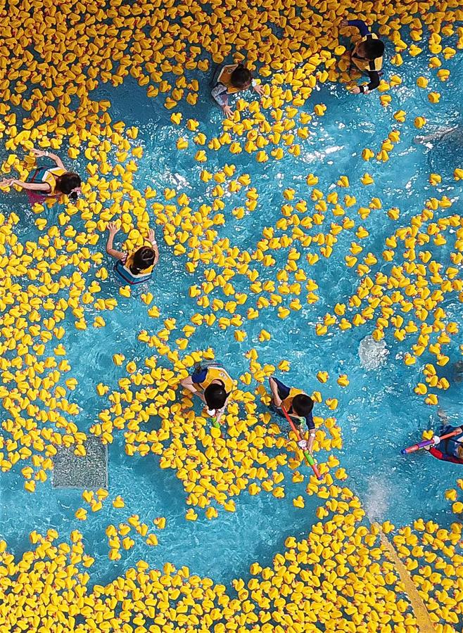 CHINA-GUANGDONG-PARQUE ACUATICO-PATOS DE GOMA