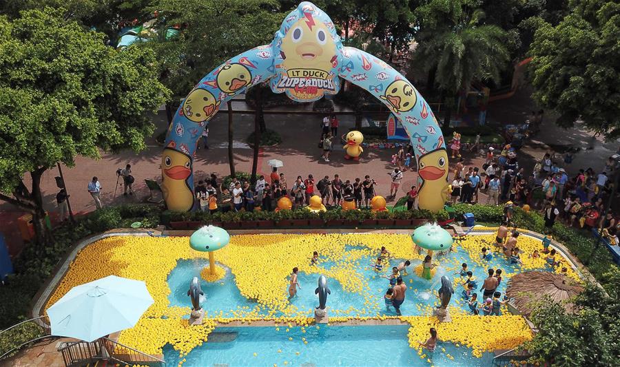 CHINA-GUANGDONG-PARQUE ACUATICO-PATOS DE GOMA