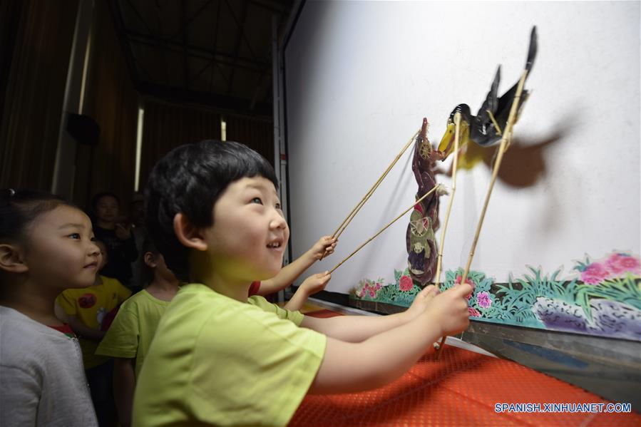 CHINA-SHANXI-DIA DEL NIÑO-MARIONETAS DE SOMBRAS