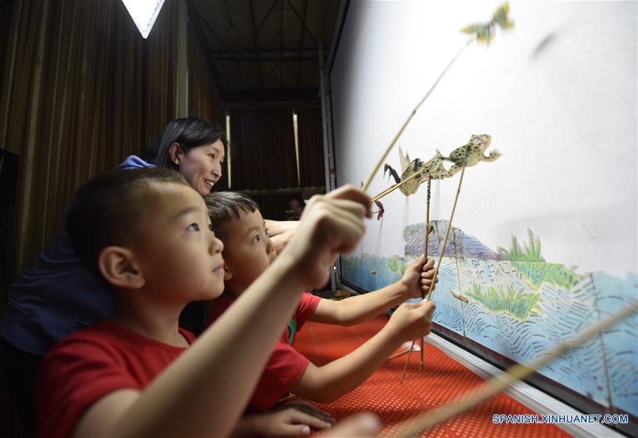 CHINA-SHANXI-DIA DEL NIÑO-MARIONETAS DE SOMBRAS