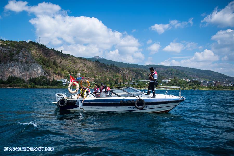 CHINA-YUNNAN-LAGO FUXIAN-ALEVINES-LIBERACION