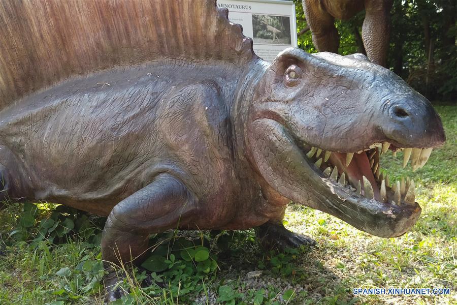 HUNGRIA-BUDAPEST-MUSEO DE HISTORIA NATURAL-ESCULTURAS DE DINOSAURIOS