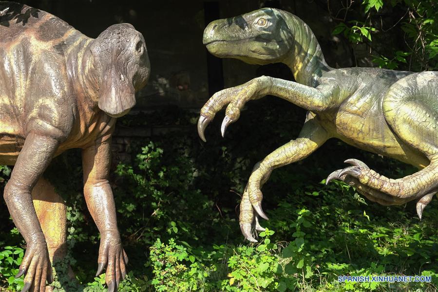 HUNGRIA-BUDAPEST-MUSEO DE HISTORIA NATURAL-ESCULTURAS DE DINOSAURIOS