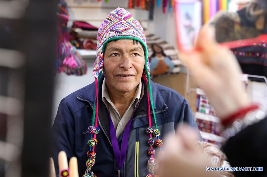 PERU-LIMA-FERIA-ARTESANIAS