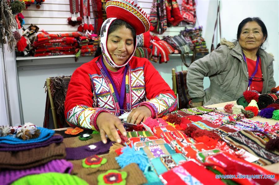 PERU-LIMA-FERIA-ARTESANIAS