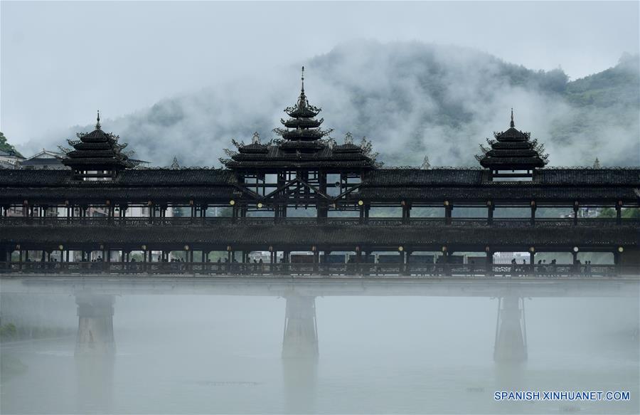 CHINA-HUBEI-PUENTE TRADICIONAL