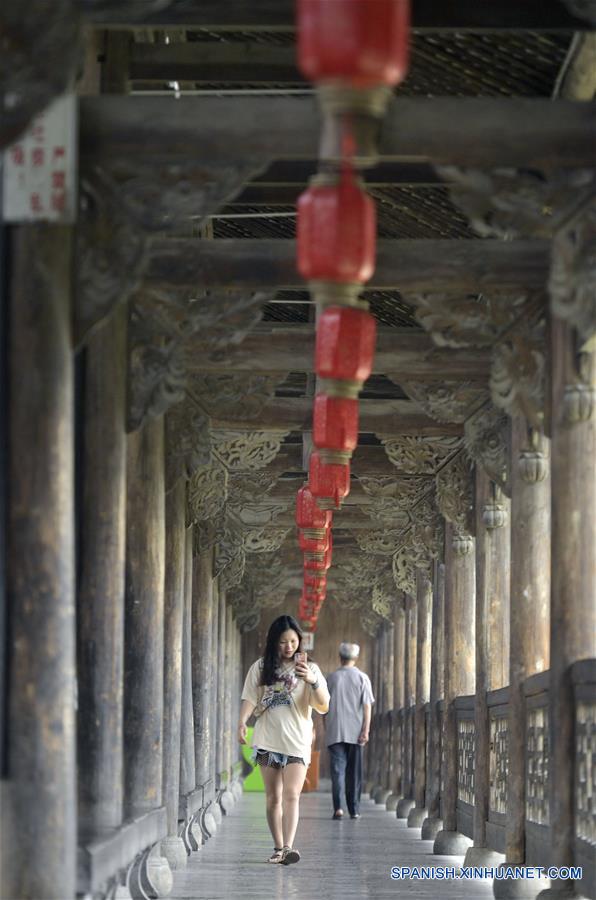 CHINA-HUBEI-PUENTE TRADICIONAL