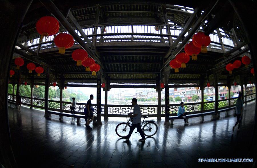 CHINA-HUBEI-PUENTE TRADICIONAL