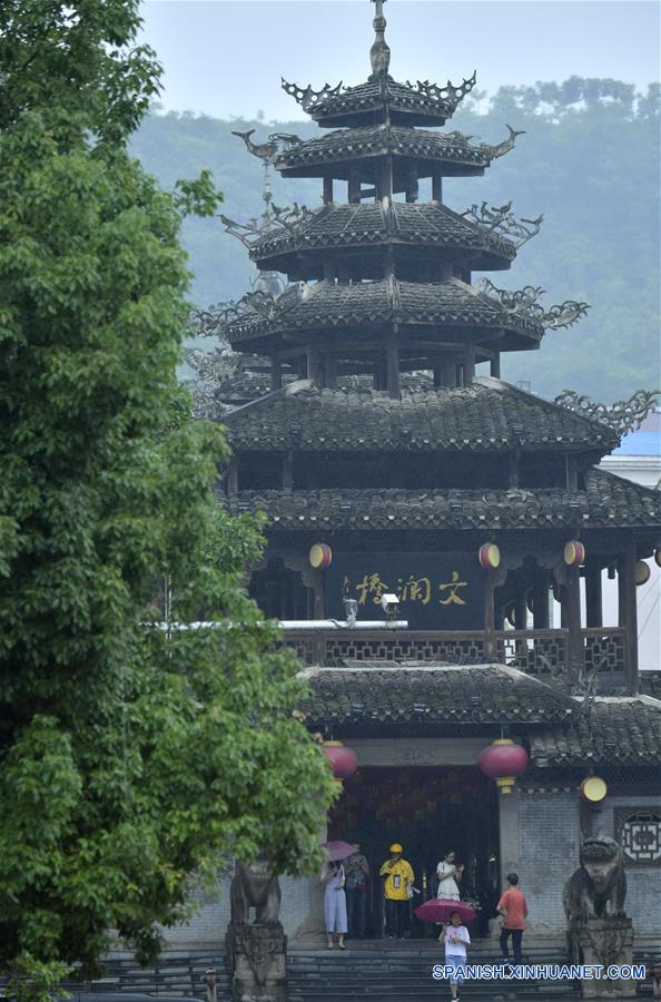 CHINA-HUBEI-PUENTE TRADICIONAL