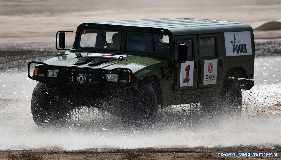 CHINA-TIANJIN-VEHICULOS DE DEFENSA-EXPOSICION