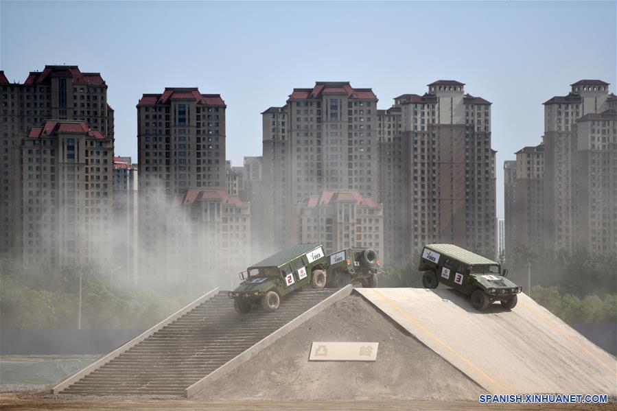 CHINA-TIANJIN-VEHICULOS DE DEFENSA-EXPOSICION