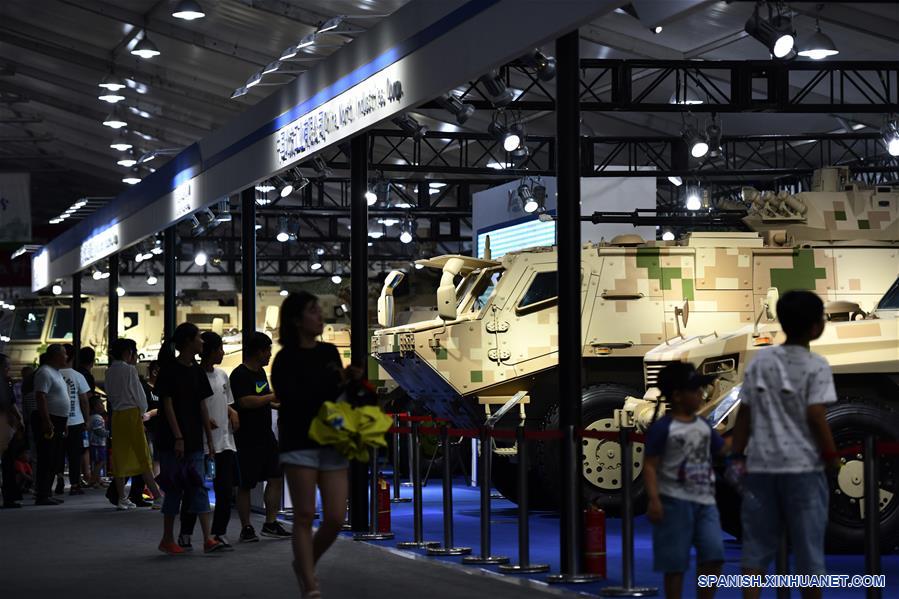 CHINA-TIANJIN-VEHICULOS DE DEFENSA-EXPOSICION