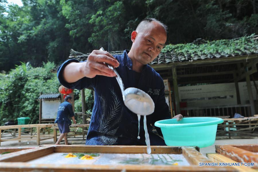 CHINA-GUIZHOU-FABRICACION DE PAPEL TRADICIONAL