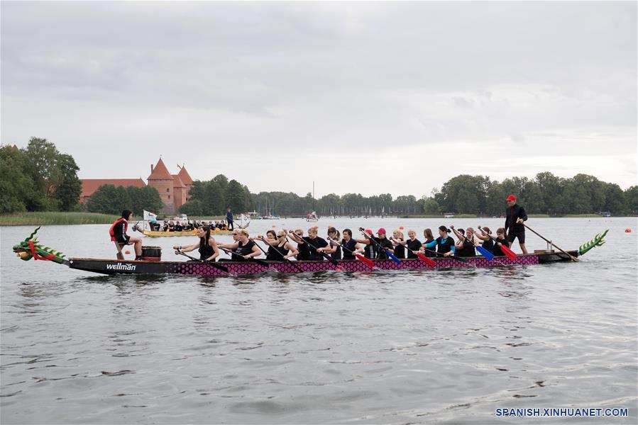 LITUANIA-TRAKAI-FESTIVAL DE BOTE DE DRAGON