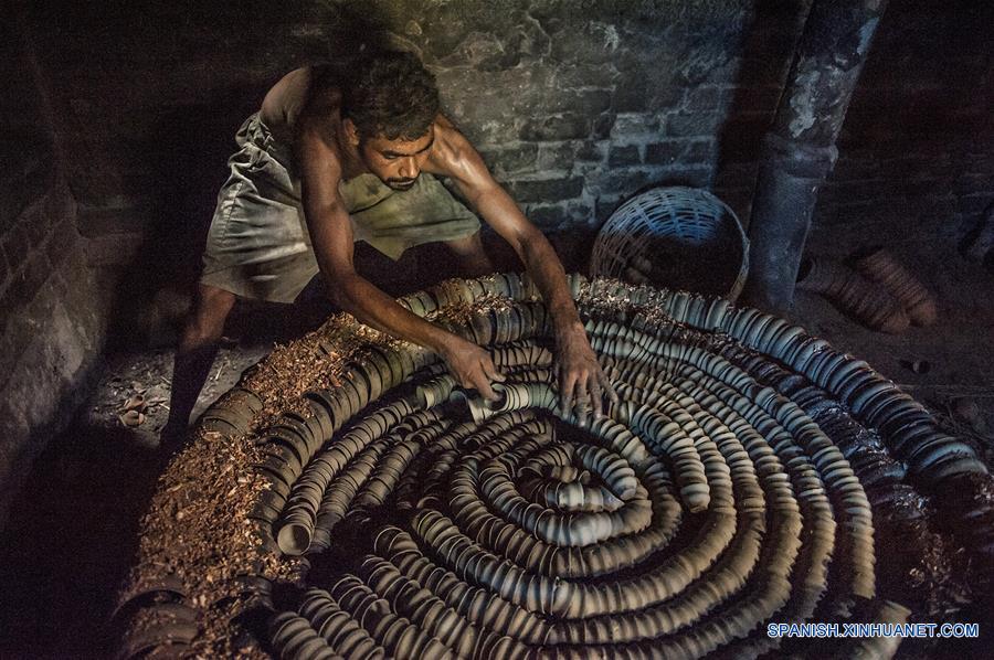 INDIA-CALCUTA-ARTESANIA-TAZAS DE BARRO