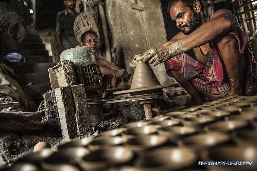 INDIA-CALCUTA-ARTESANIA-TAZAS DE BARRO