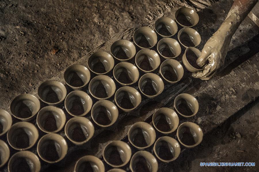 INDIA-CALCUTA-ARTESANIA-TAZAS DE BARRO