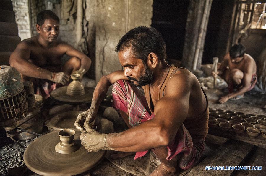 INDIA-CALCUTA-ARTESANIA-TAZAS DE BARRO
