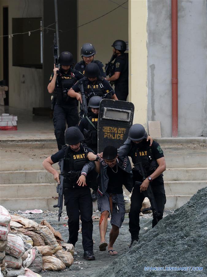 FILIPINAS-QUEZON-POLICIA-SIMULACRO