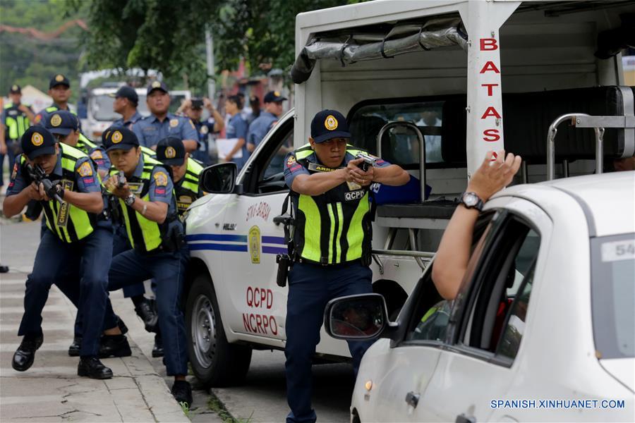 FILIPINAS-QUEZON-POLICIA-SIMULACRO