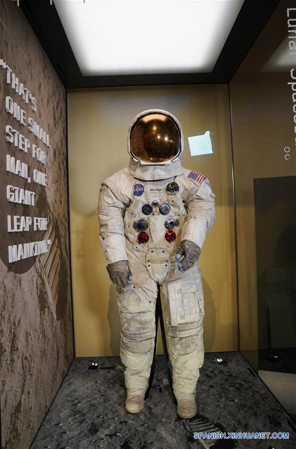 Casco del traje espacial de Neil Armstrong exhibido en los Estados Unidos