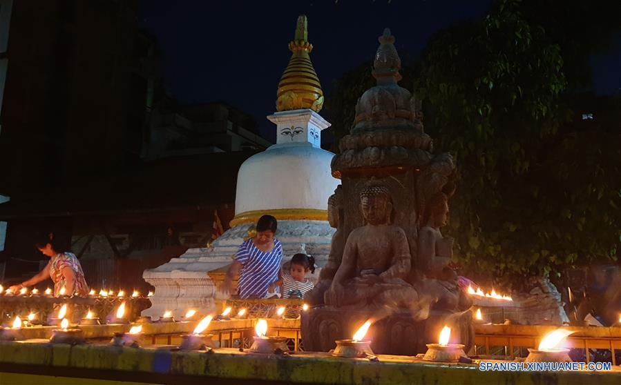 NEPAL-KATMANDU-LUNA LLENA