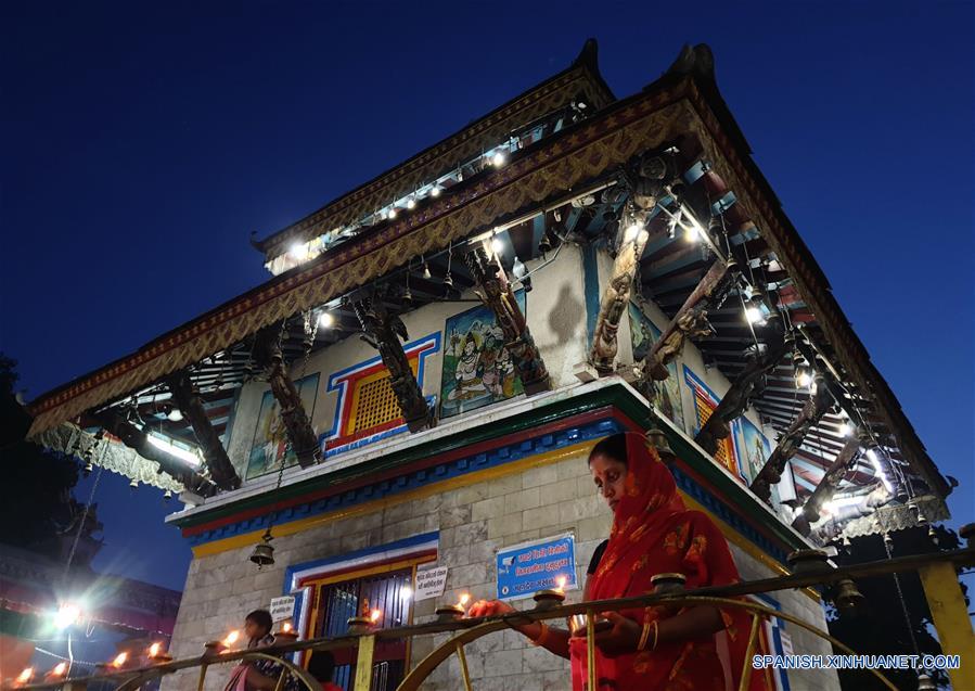 NEPAL-KATMANDU-LUNA LLENA