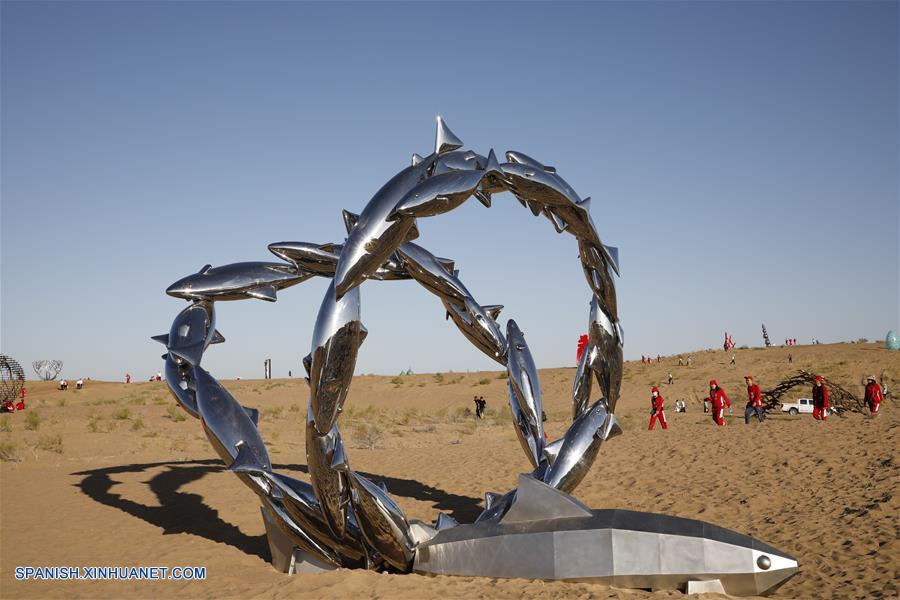CHINA-GANSU-ESCULTURAS-DESIERTO