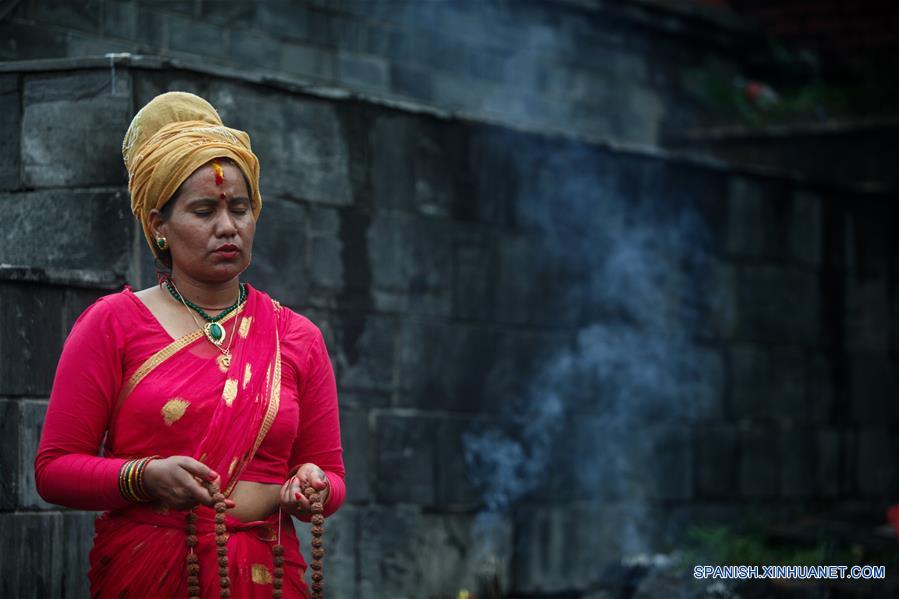 NEPAL-KATMANDU-MES SAGRADO-SHRAWAN-DEVOTOS