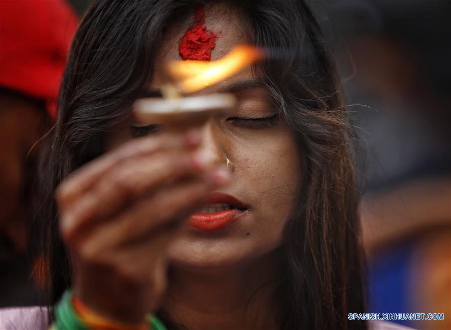 NEPAL-KATMANDU-MES SAGRADO-SHRAWAN-DEVOTOS