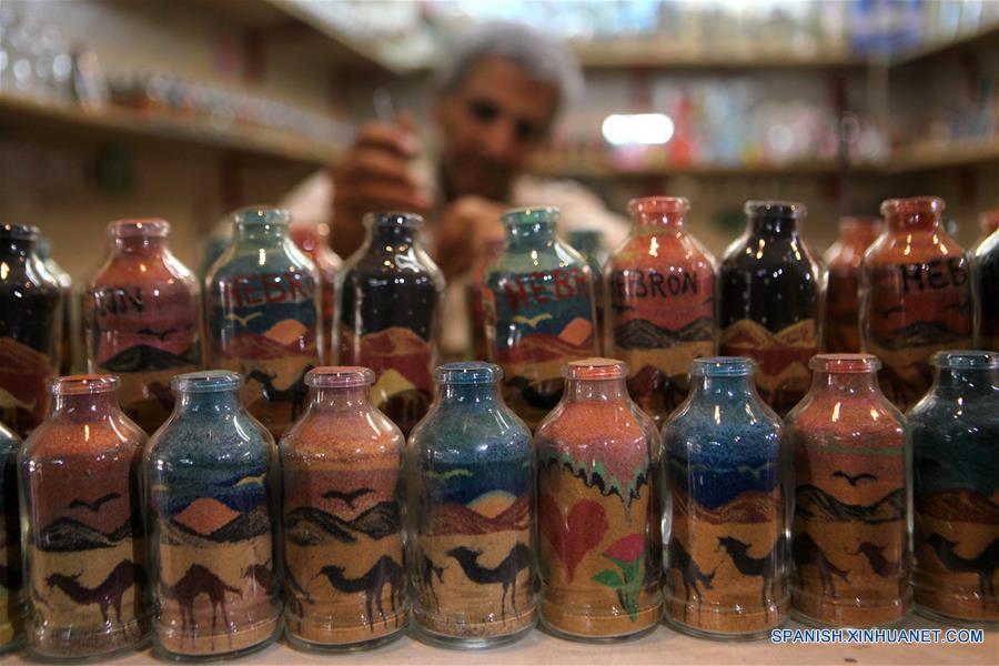 A tientas cultura Maravilloso Arte de arena en botellas, popular souvenir en Hebrón |  Spanish.xinhuanet.com