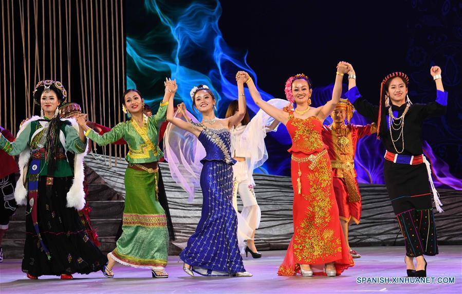 CHINA-YUNNAN-FESTIVAL DE VESTIMENTA ETNICA