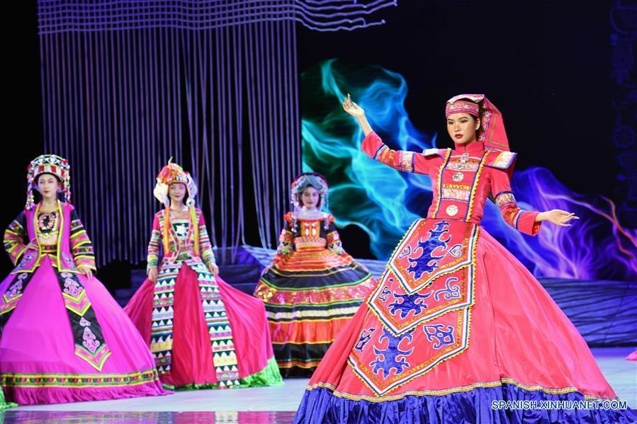 CHINA-YUNNAN-FESTIVAL DE VESTIMENTA ETNICA