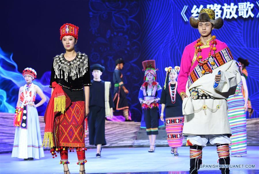 CHINA-YUNNAN-FESTIVAL DE VESTIMENTA ETNICA