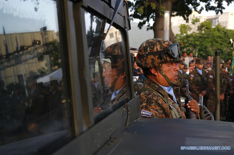 EL SALVADOR-SAN SALVADOR-SOLDADOS-PRESENTACION