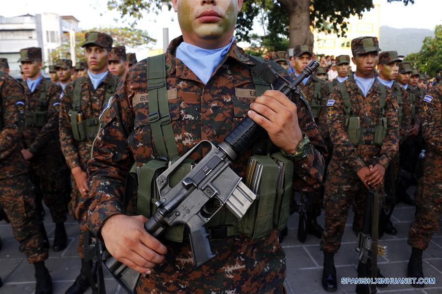 EL SALVADOR-SAN SALVADOR-SOLDADOS-PRESENTACION