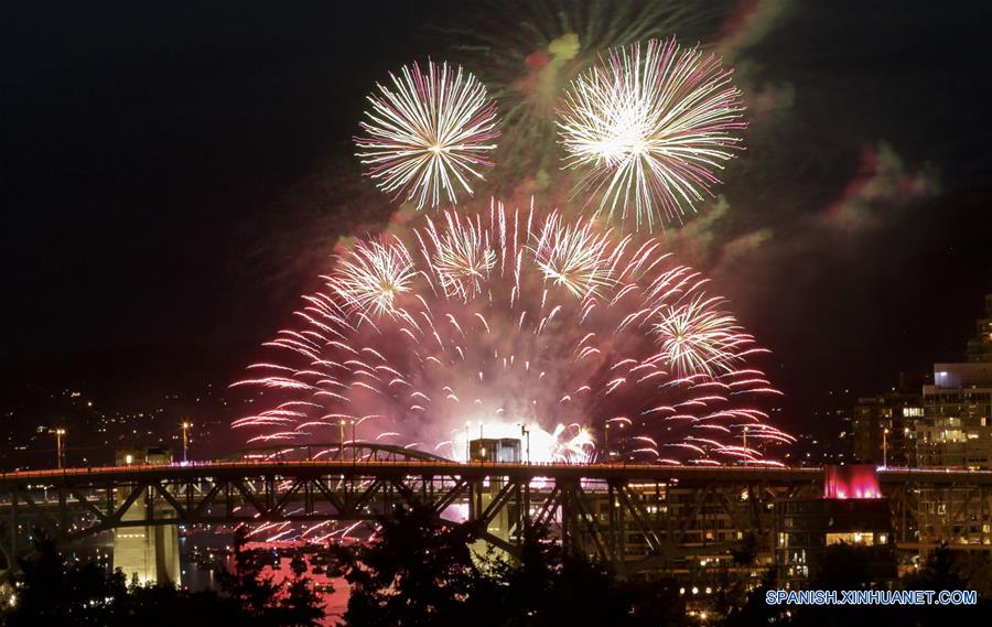 CANADA-VANCOUVER-CELEBRACION DE LA LUZ-FUEGOS ARTIFICIALES-EQUIPO DE CANADA