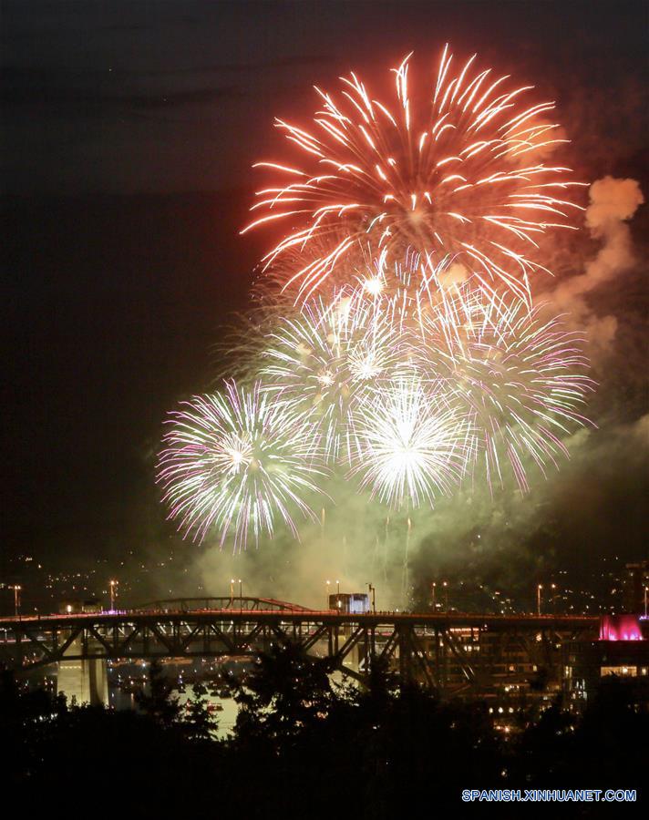 CANADA-VANCOUVER-CELEBRACION DE LA LUZ-FUEGOS ARTIFICIALES-EQUIPO DE CANADA
