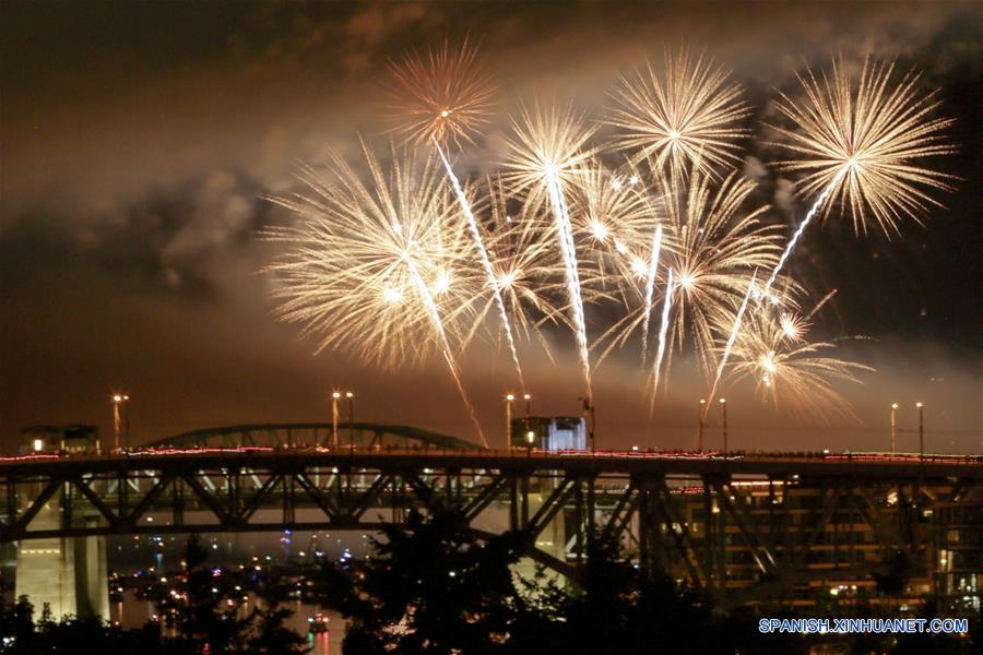 CANADA-VANCOUVER-CELEBRACION DE LA LUZ-FUEGOS ARTIFICIALES-EQUIPO DE CANADA