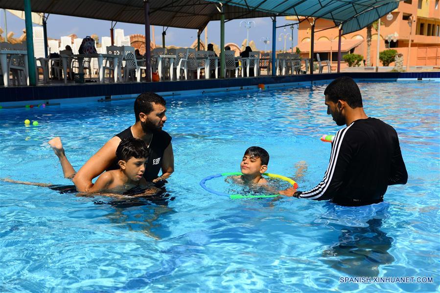 MEDIO ORIENTE-GAZA-NIÑOS AUTISTAS-NATACION