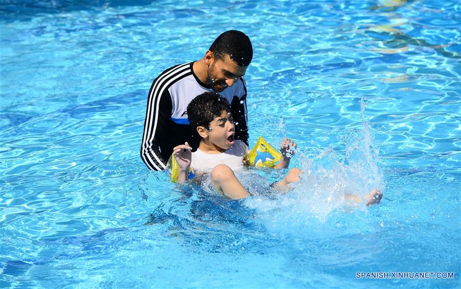 MEDIO ORIENTE-GAZA-NIÑOS AUTISTAS-NATACION