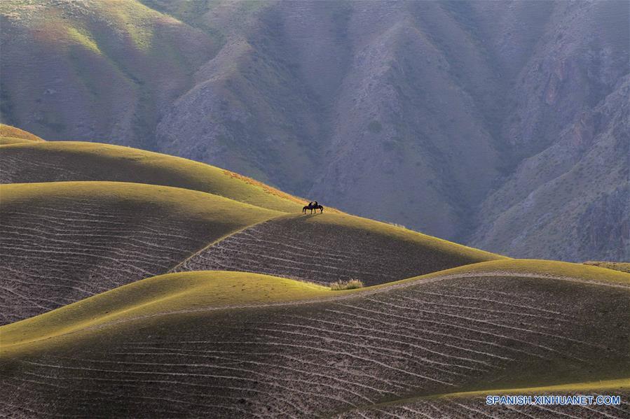 CHINA-XINJIANG-PASTIZALES KALAJUN-PAISAJE-SERIE
