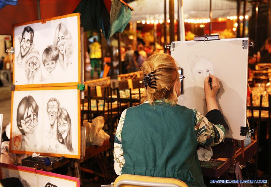 FRANCIA-PARIS-BARRIO DE MONTMARTRE-NOCHE